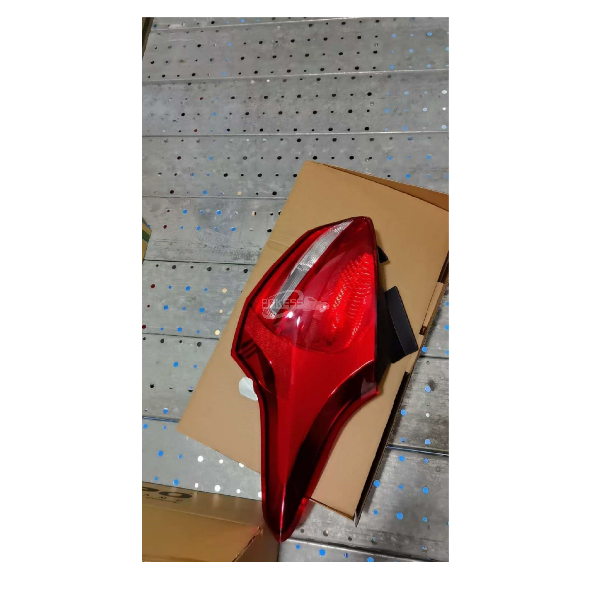 F1EB13404PB F1EB13404PA F1EB13404KF F1EB13404PC 131-1914R-U-N Car Outer Rear Tail Light for Ford F-ocus 15 2 Door with LED